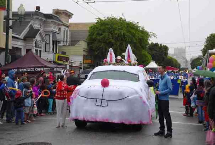 Photo de voiture déguisée en lapin de Pâques