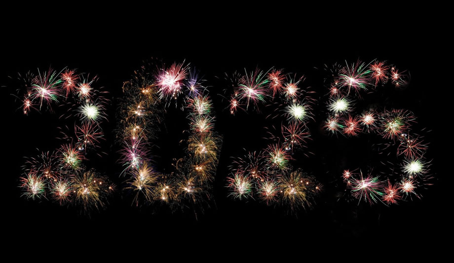 Image avec texte 2025 composé de feux d'artifice colorés