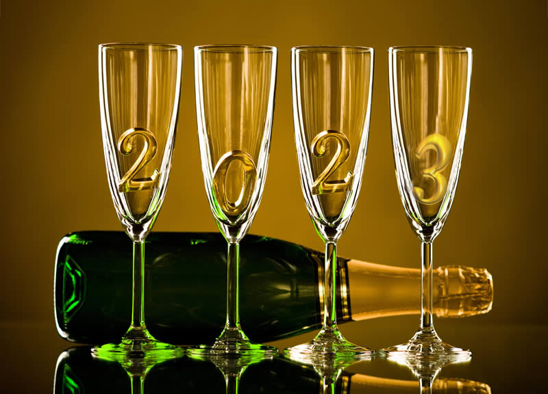 belle photo avec une bouteille de vin mousseux et 4 verres avec les chiffres qui composent la nouvelle année 2025