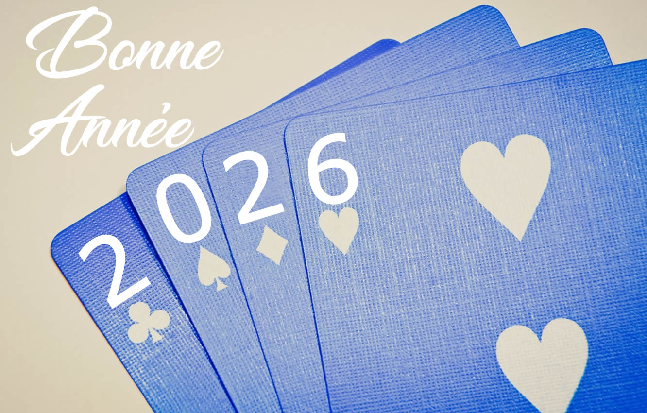 image avec des cartes à jouer pour le poker, pique, clubs, argent avec texte 2027