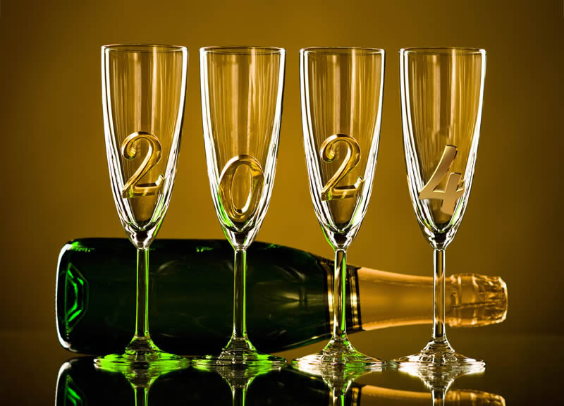image avec bouteille de champagne et 4 verres avec les chiffres du nouvel an 2-0-2-2.