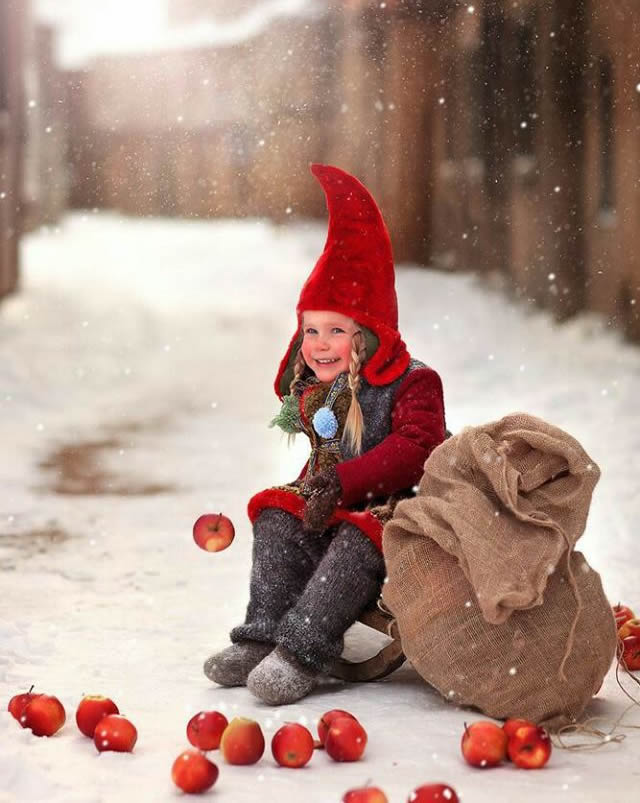 photo avec une petite fille souriante avec un chapeau de Noël