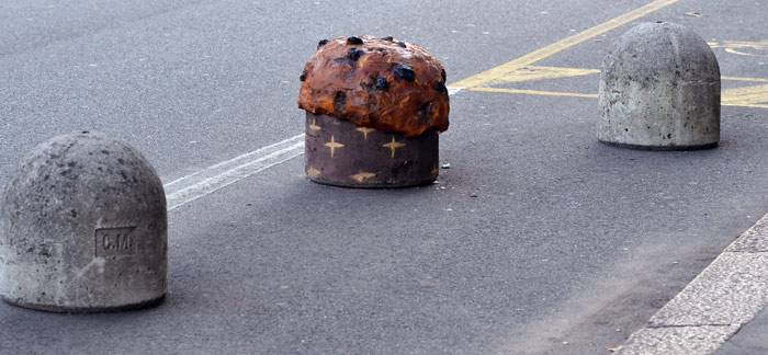 Un mirage à Noël, un panettone dans la rue. Le Panettone est le plus classique des gâteaux liés à une occasion de fête de Noel.