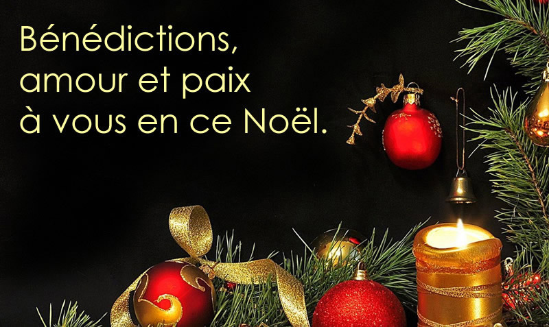 Image sombre avec des décorations de Noël branches de sapin, bougies et boules et joyeuses fêtes message de bienvenue avec texte